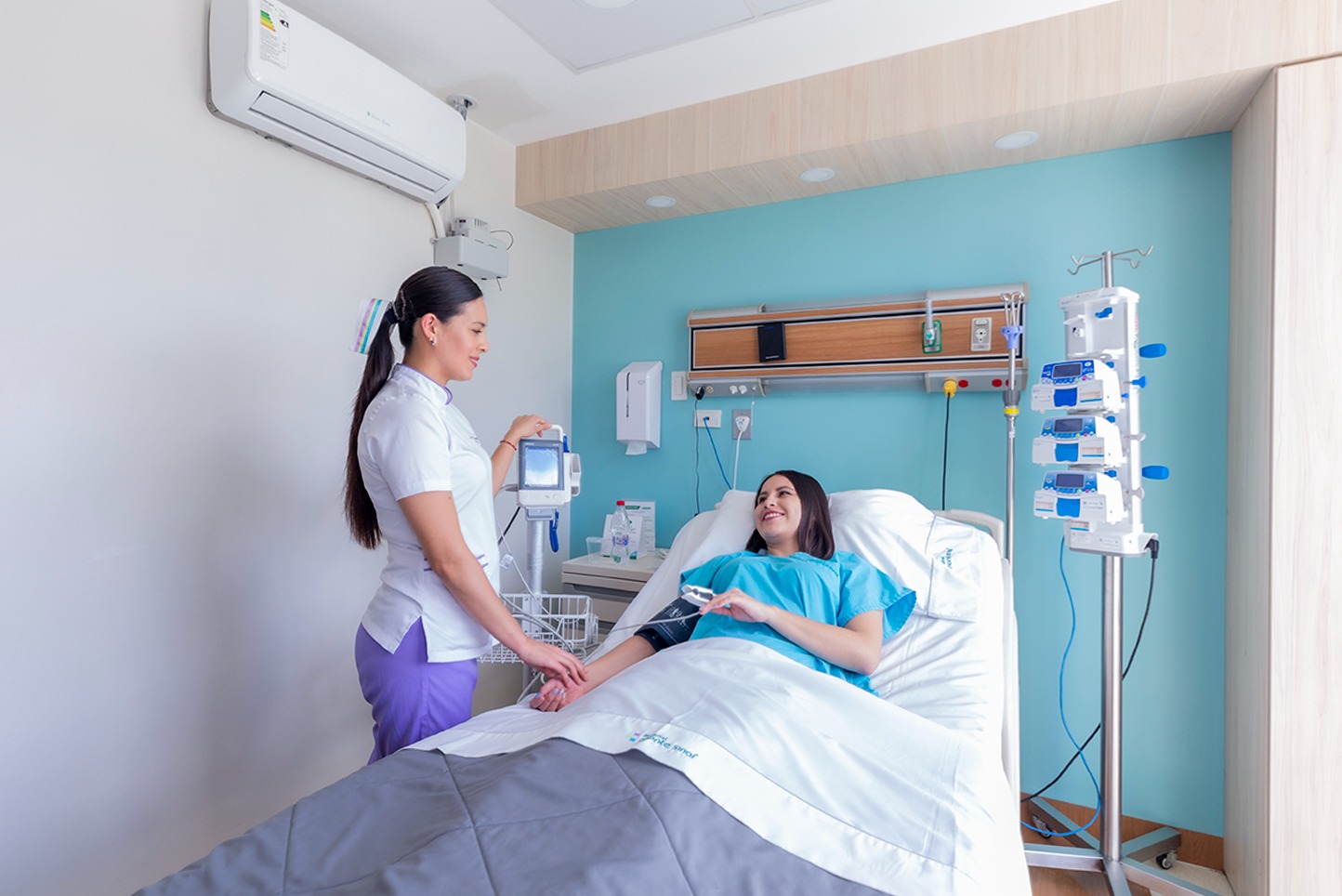 Enfermeras atendiendo a paciente Enfermeras atendiendo a paciente