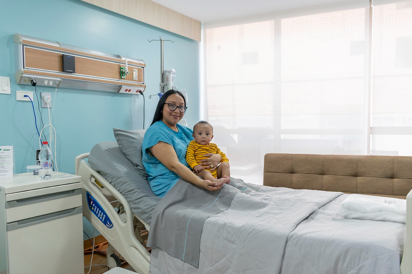 Doctora revisando paciente