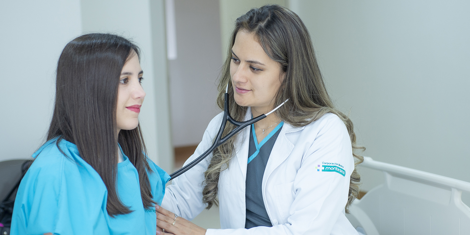 Doctora atendiendo a paciente Doctora atendiendo a paciente
