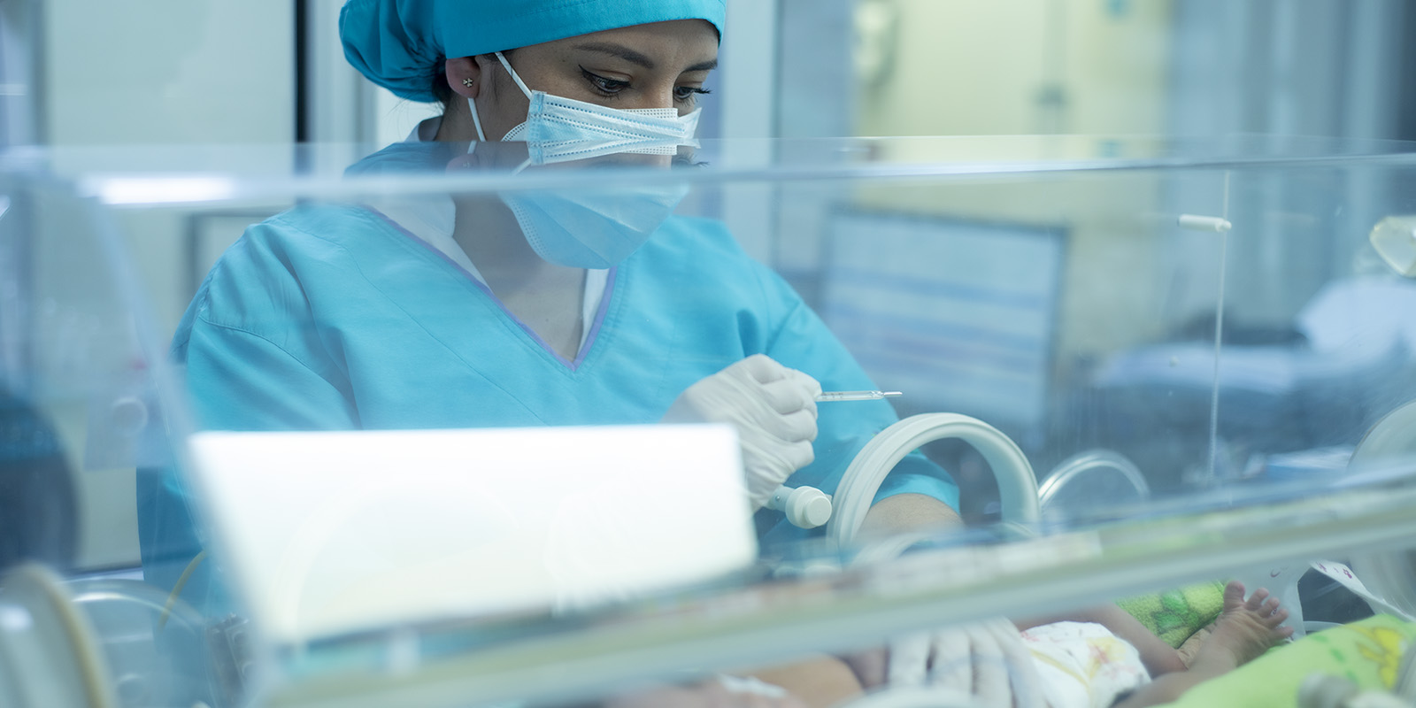 Enfermera con termocuna Enfermera con termocuna