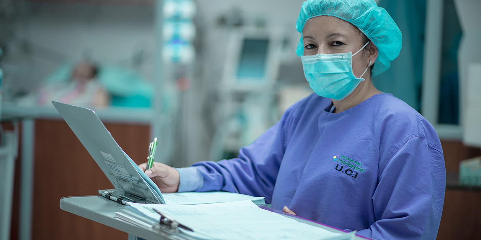 Enfermera escribiendo registro Enfermera escribiendo registro