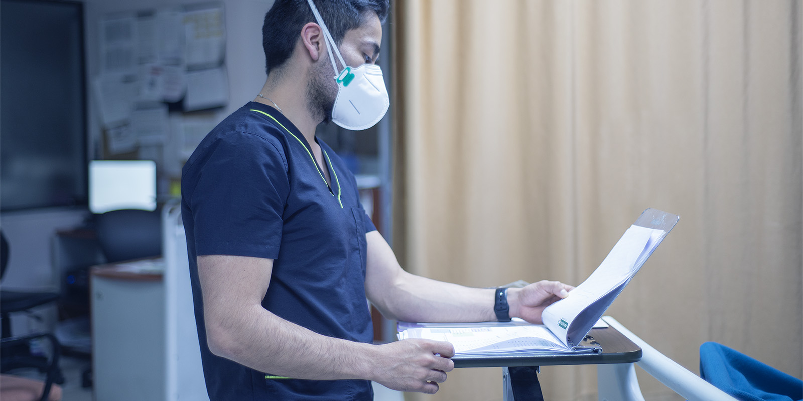 Enfermero escribiendo registro Enfermero escribiendo registro