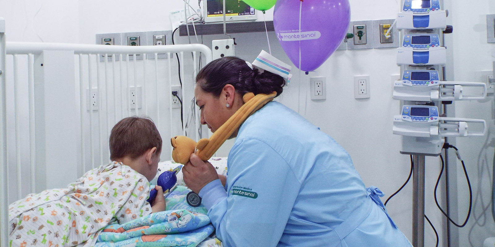 Enfermera atendiendo a niño Enfermera atendiendo a niño